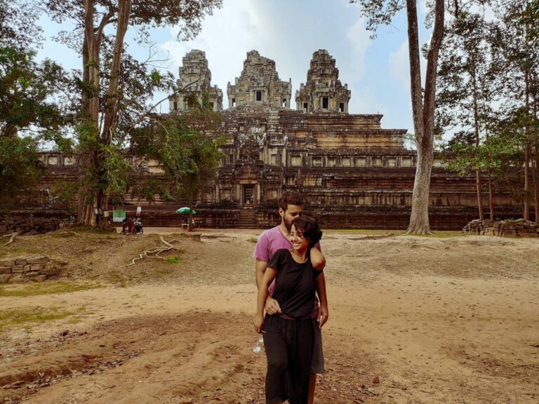 Raphaela e Adam abraçados em frente a um templo de Angkor, em Siem Reap